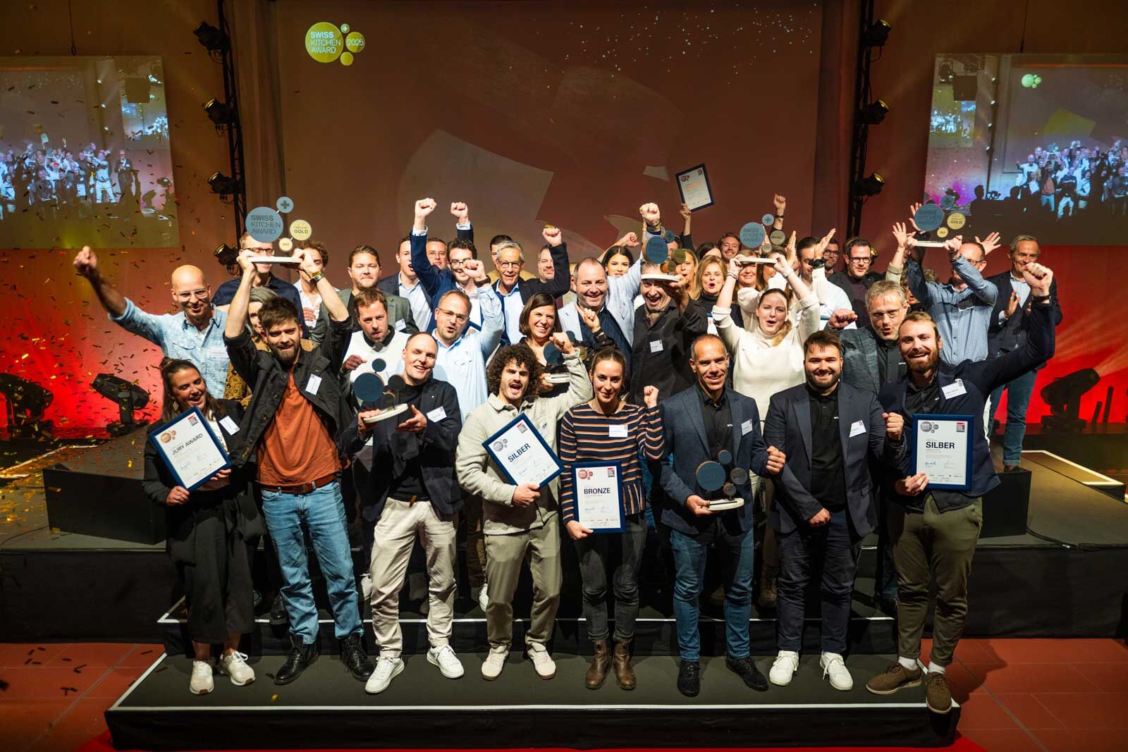 Spektakuläre Verleihung der «Swiss Kitchen Awards 2025»: Die Gewinner lassen sich im Rahmen des Küchenkongresses vom Branchenverband «Küche Schweiz» feiern. Mit dem Award werden alle zwei Jahre besondere Leistungen im Schweizer Küchenbau ausgezeichnet. Die Sieger 2025 überzeugten mit ganz unterschiedlichen Küchen.