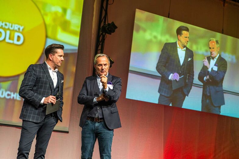 Mit einer leidenschaftlichen Laudatio zeigte Fachjurypräsident Dani Ménard (rechts im Bild) seine Begeisterung über die hochwertig ausgeführten Küchenprojekte.