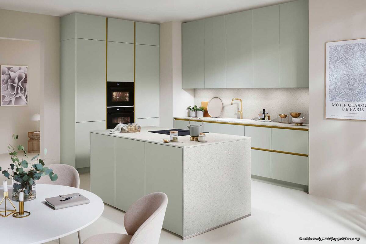 Erfrischend anders: «Savona» überzeugt mit deckenhohen Schränken in «Jade Premium matt». Die umlaufenden Terrazzo-Elemente und die durchgängigen Griffmulden bereichern den ästhetischen und puristischen Look. Fust.