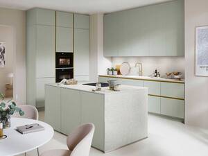 Erfrischend anders: «Savona» überzeugt mit deckenhohen Schränken in «Jade Premium matt». Die umlaufenden Terrazzo-Elemente und die durchgängigen Griffmulden bereichern den ästhetischen und puristischen Look. Fust.