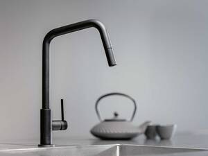 Die Küchenarmatur «Alterna amaris» vereint Eleganz und Funktionalität. Die stilvolle Mischbatterie mit speziellem Winkel ist in Chrom, Edelstahloptik und Schwarz, mit oder ohne Zugauslauf erhältlich. Sanitas Troesch.