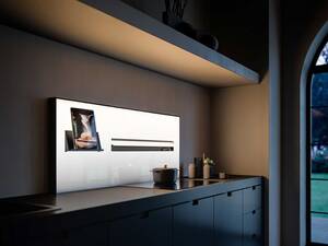 Mit dem vertikal integrierten und hinterleuchteten Dunstabzug verwandelt sich die Rückwand der Küche in eine multifunktionale Oberfläche. Das Magnetsystem ermöglicht zudem das flexible Anbringen von Zubehör auf der ganzen Fläche. Fors.