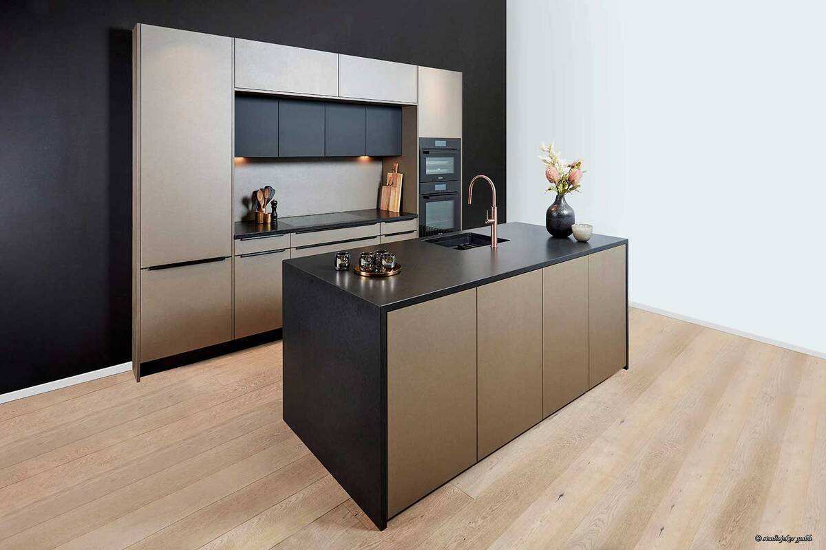 Im Mittelpunkt dieser Küche stehen modernste Ausstattung und ein aussergewöhnliches Wohnerlebnis. Eine stringente Linienführung, glatte Oberflächen und hochwertige Materialien inklusive Bronzearmaturen und Granitabdeckungen prägen das klare Design. Sabag.