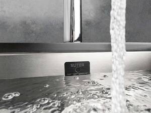 Fugenlos fügt sich die Ab- und Überlauftechnik «eFlow» in die Beckenwand ein. Die drei Positionen «offen», «geschlossen» und «Reinigung» lassen sich über die «eControl» einstellen. Auch der Ablauf des Wassers wird automatisch über die Sensorbedieneinheit überwacht und gesteuert. Suter.