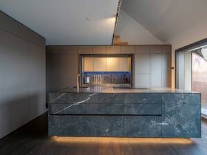 Der Naturstein in der Ausführung «Leather Look», erinnert durch die feine Struktur beim Berühren an Leder. Die feine Textur des brasilianischen Hartgesteins stellt das Abbild der Erde dar. Kontinente, Flüsse, Gebirge und Seen verleihen der Küche Dimension und Leben. Hans Eisenring.