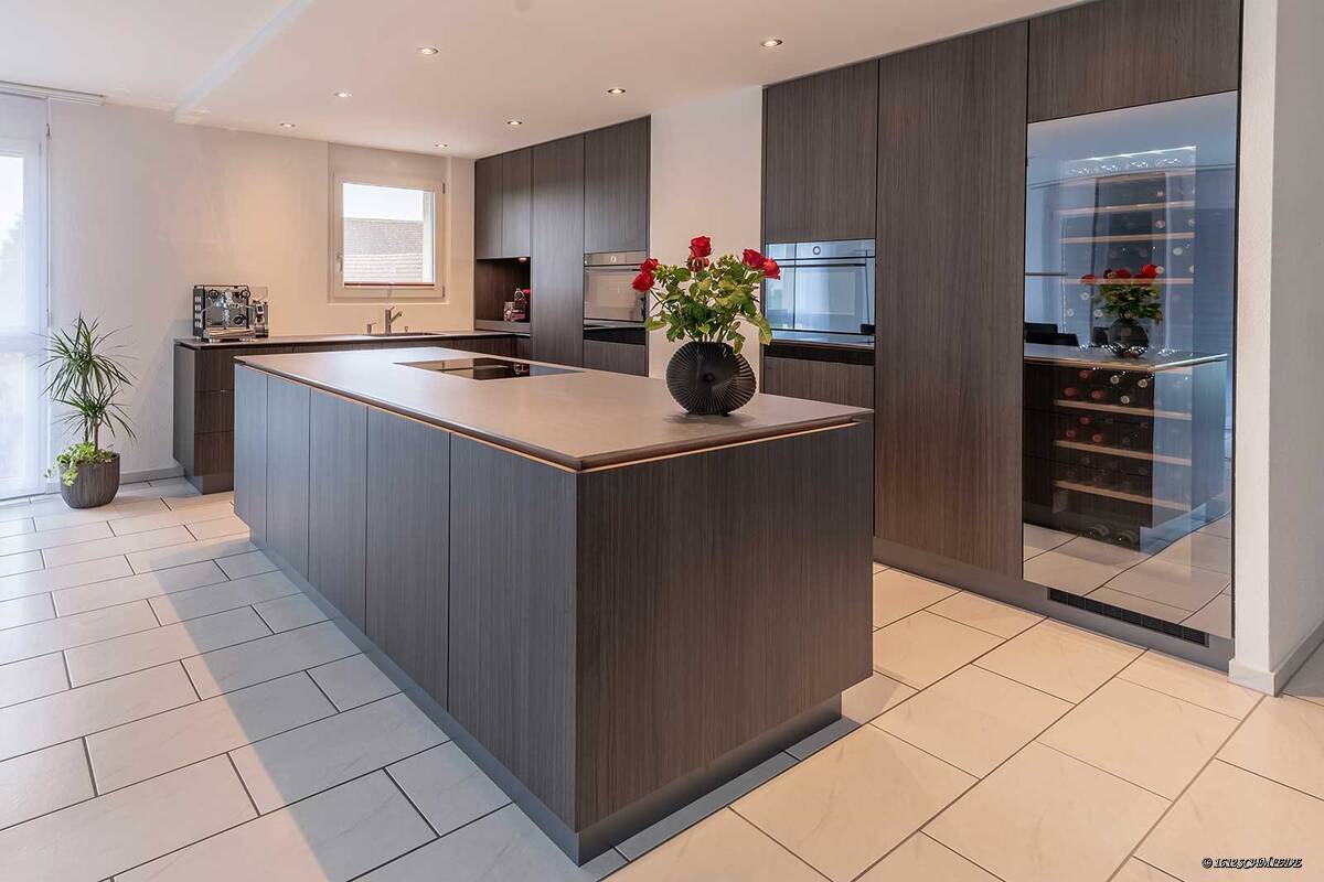 Stolze Schreiner, die ihr Handwerk lieben, stellen einzigartige Küchen her. Dabei ist jedes Detail durchdacht. Furrer Küchen.