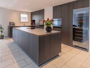 Stolze Schreiner, die ihr Handwerk lieben, stellen einzigartige Küchen her. Dabei ist jedes Detail durchdacht. Furrer Küchen.