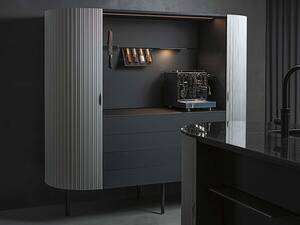 Lady in Black: Zeitlos und puristisch im Stil, hochwertig und edel bei der Materialauswahl. Auffallend dabei: Die Rollfront aus Aluminium umschliesst die dunkle, grifflose Küche nahtlos. Orea Küchen.