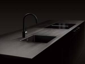 Basis der Küchenabdeckung «Vulcano» ist eine warmgewalzte Platte aus Edelstahl, welche mit einer keramischen Beschichtung geschwärzt wird. In die pflegeleichte und korrosionsbeständige Oberfläche lässt sich das Spülbecken fugenlos einschweissen. Morath Design.