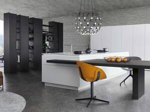 Der grifflose Inselblock und der in dunklem Holz gehaltene Sitzbereich verschmelzen elegant miteinander. Ein durch offene und geschlossene Regal- und Schrankeinschübe untergliedertes Element kommt als Raumteiler zum Einsatz. Foto: Leicht Küchen AG. Fust.