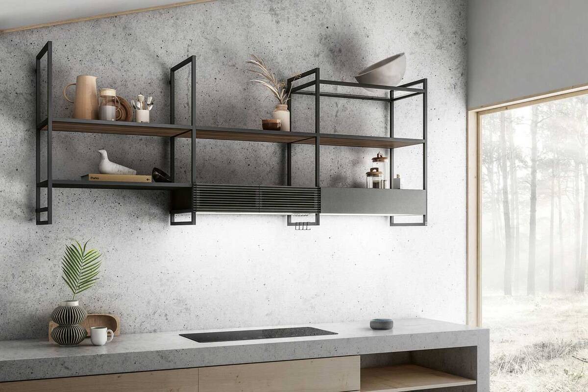 Ausgehend von zwei Grundkonfigurationen von 80 oder 160 cm kann in «Open Suite» zusätzliches Zubehör integriert werden, je nach Wunsch mit Absaugsystem, Leuchtpaneel oder Regalelementen aus Glas oder Metall. Elica über Adago Home GmbH.