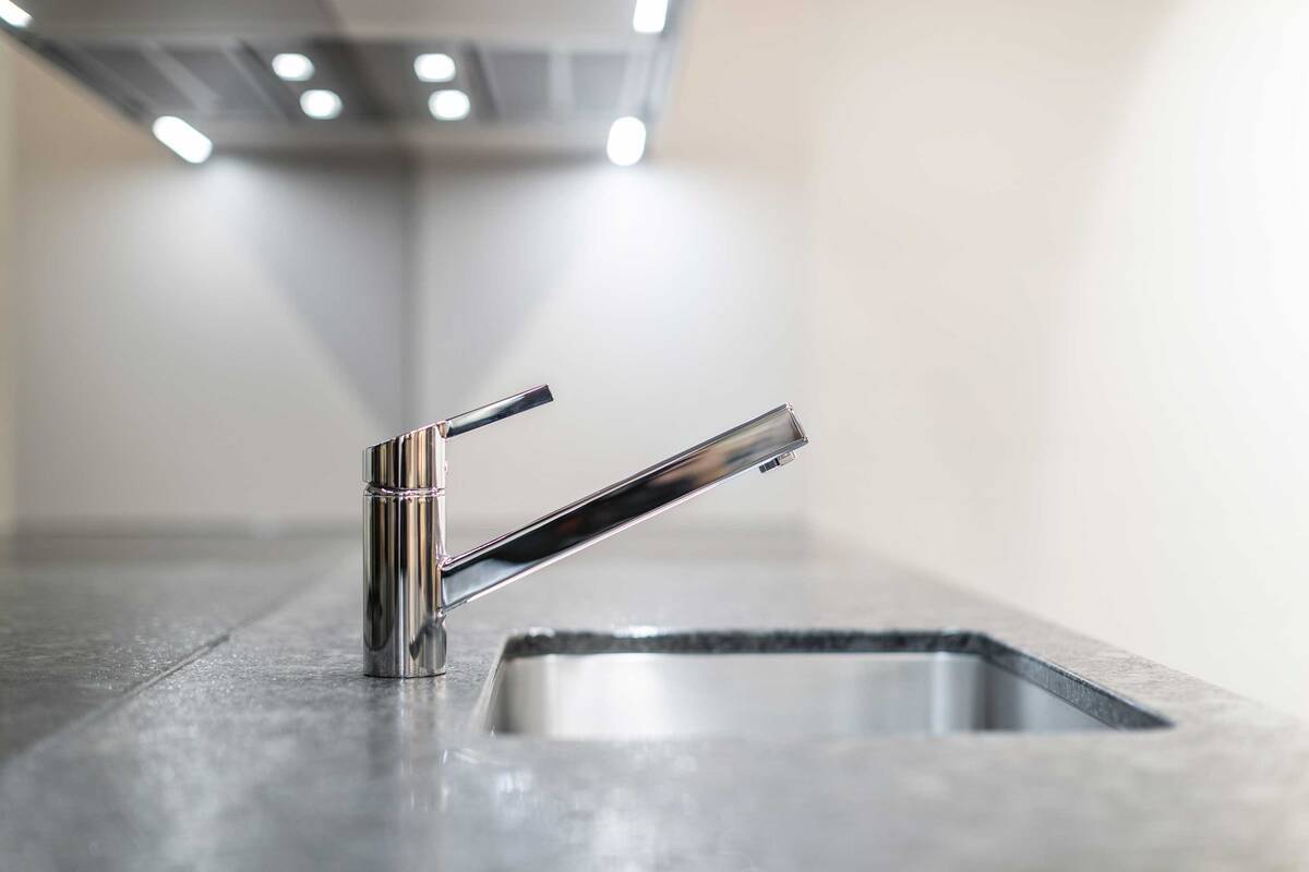 Das Spiel mit den Radien verleiht der Armatur ihre Unverwechselbarkeit. Erhältlich ist «Alterna radis» in verchromter Variante als Modell mit Schwenk- sowie mit Zugauslauf. Sanitas Troesch AG.