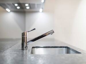 Das Spiel mit den Radien verleiht der Armatur ihre Unverwechselbarkeit. Erhältlich ist «Alterna radis» in verchromter Variante als Modell mit Schwenk- sowie mit Zugauslauf. Sanitas Troesch AG.