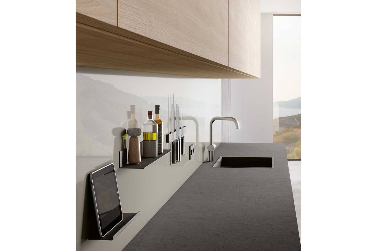 Die auf Mass gefertigten Küchenrückwände  aus glasiertem Titanstahl sind widerstandsfähig, hygienisch und magnetisch. Wilhelm Schmidlin AG.