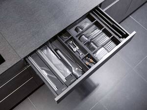 Alles am richtigen Platz: Im eigenen Kreativstudio hat Elbau ein Inneneinteilungssystem entwickelt, das auf clevere Weise für Ordnung in Schubladen sorgt. Foto: Klaus Andorfer. Elbau Küchen AG.