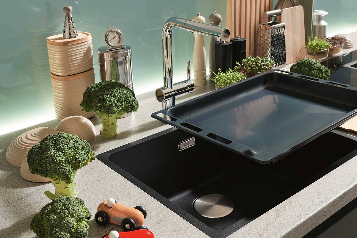 Raum für Kreativität, Komfort und Effizienz: Mit einer Breite von bis zu 72 cm bietet das Becken nicht nur Töpfen und Pfannen Platz, selbst Backbleche lassen sich problemlos reinigen. Franke Küchentechnik AG.