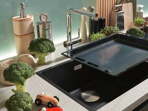 Raum für Kreativität, Komfort und Effizienz: Mit einer Breite von bis zu 72 cm bietet das Becken nicht nur Töpfen und Pfannen Platz, selbst Backbleche lassen sich problemlos reinigen. Franke Küchentechnik AG.