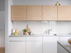 Die Armatur «KWC Wamas 2.0» gibt es in zwei Varianten: Als Hebelmischer mit Schwenkauslauf 160° sowie als 130° schwenkbaren Hebelmischer mit bis zu 60 cm ausziehbarer Auszugsbrause. Der Brausenschlauch wird mit der «EasyLock» Funktion einfach zurückgeführt. KWC Group AG.