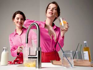 Sprudelnd kühles Wasser für den erfrischenden Drink oder kochendes Wasser für die Kochvorbereitung? Der Quooker, im Bild der «Flex Stainless Steel», kann beides. Quooker Schweiz AG.