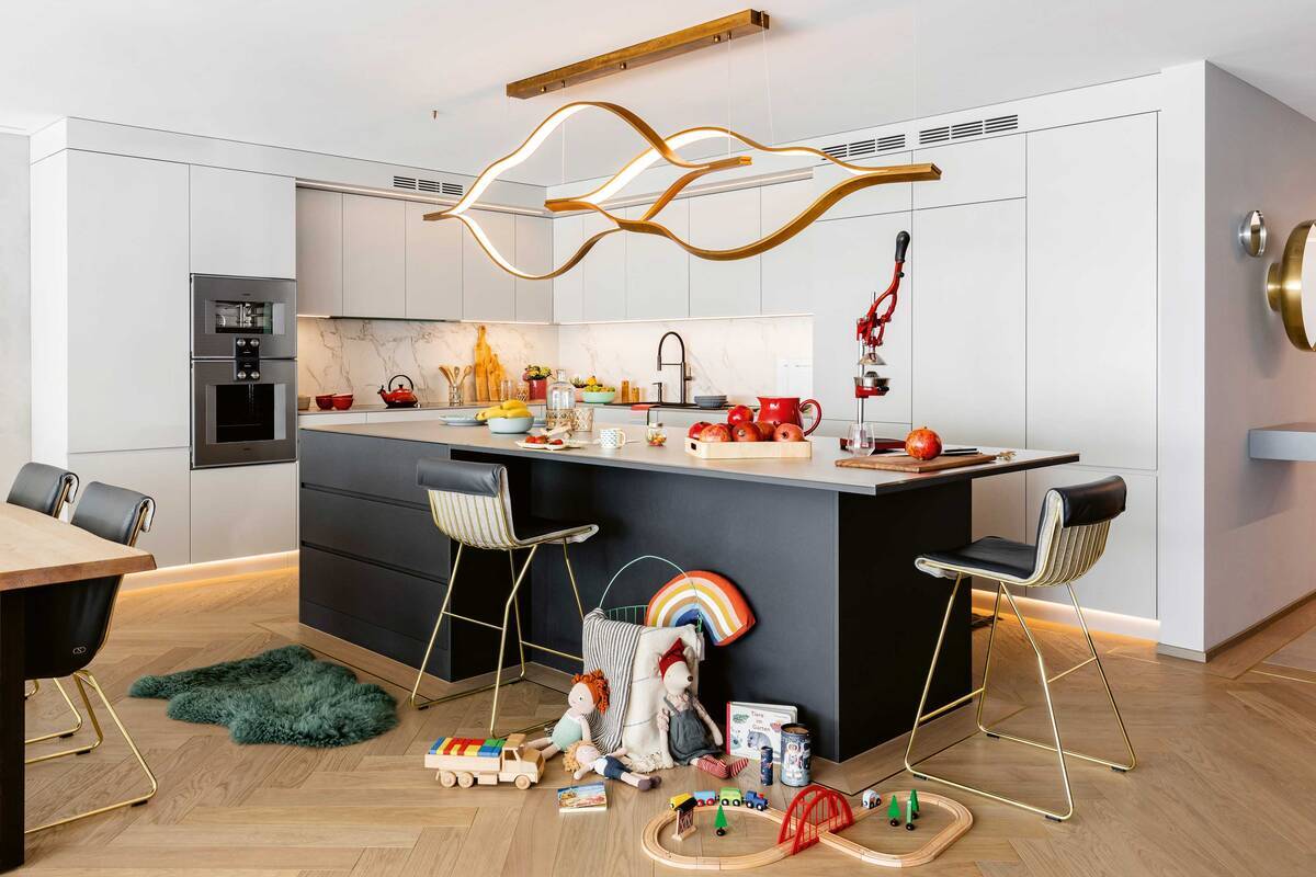 Quirliger Familienhaushalt und hochstehendes Design können durchaus Hand in Hand gehen. Die Arbeitsflächen aus Keramik und Chromstahl und die matten Fronten halten auch stärkeren Belastungen stand. Herzog Küchen AG.