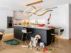 Quirliger Familienhaushalt und hochstehendes Design können durchaus Hand in Hand gehen. Die Arbeitsflächen aus Keramik und Chromstahl und die matten Fronten halten auch stärkeren Belastungen stand. Herzog Küchen AG.