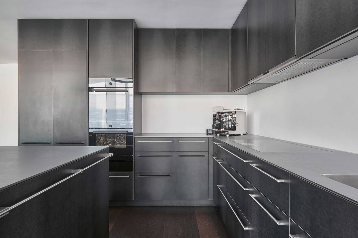 Die authentische Naturfaser in Schwarz, bei welcher jede HPL-Platte ein Unikat ist und lediglich aus den Rohmaterialien Harz und Kernpapier besteht, schenkt der Küche Charakter. Foto: Gataric Fotografie. Argolite AG.