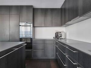 Die authentische Naturfaser in Schwarz, bei welcher jede HPL-Platte ein Unikat ist und lediglich aus den Rohmaterialien Harz und Kernpapier besteht, schenkt der Küche Charakter. Foto: Gataric Fotografie. Argolite AG.