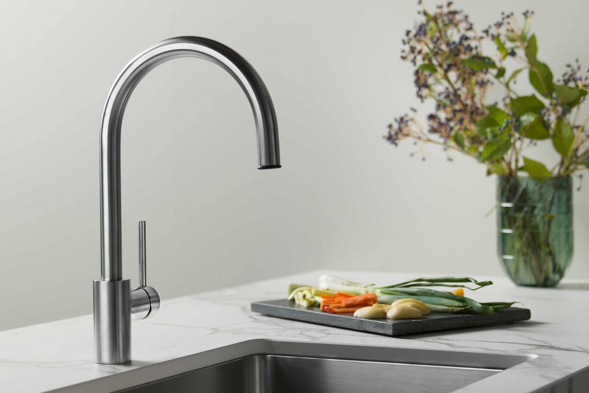 Umweltbewusst: Der Spültischmischer «Twinpus» ist mit der Funktion «Eco+» ausgestattet, die sicherstellt, dass sich der Bedienhebel bei der meistgebrauchten mittigen Grundstellung im Kaltwasserbereich befindet. Laufen.