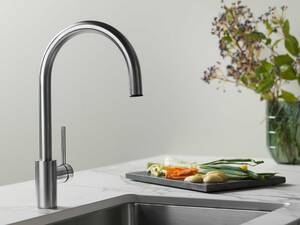 Umweltbewusst: Der Spültischmischer «Twinpus» ist mit der Funktion «Eco+» ausgestattet, die sicherstellt, dass sich der Bedienhebel bei der meistgebrauchten mittigen Grundstellung im Kaltwasserbereich befindet. Laufen.