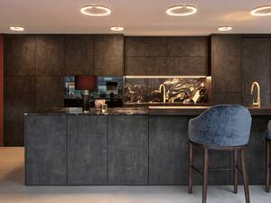 Die Küche kombiniert Kunstharzfronten mit einer Granitabdeckung und einer Theke in Räuchereiche. Integrierte LED-Spots sowie Armaturen in Messing-Optik schaffen ein warmes Ambiente. Brunner Küchen AG.