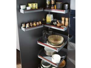 «Liro» ist die erste Tablarlinie, die bei jedem Produkt mit und ohne Reling funktioniert. Sie gewann den Red Dot Award – Product Design 2022. Peka-Metall AG.