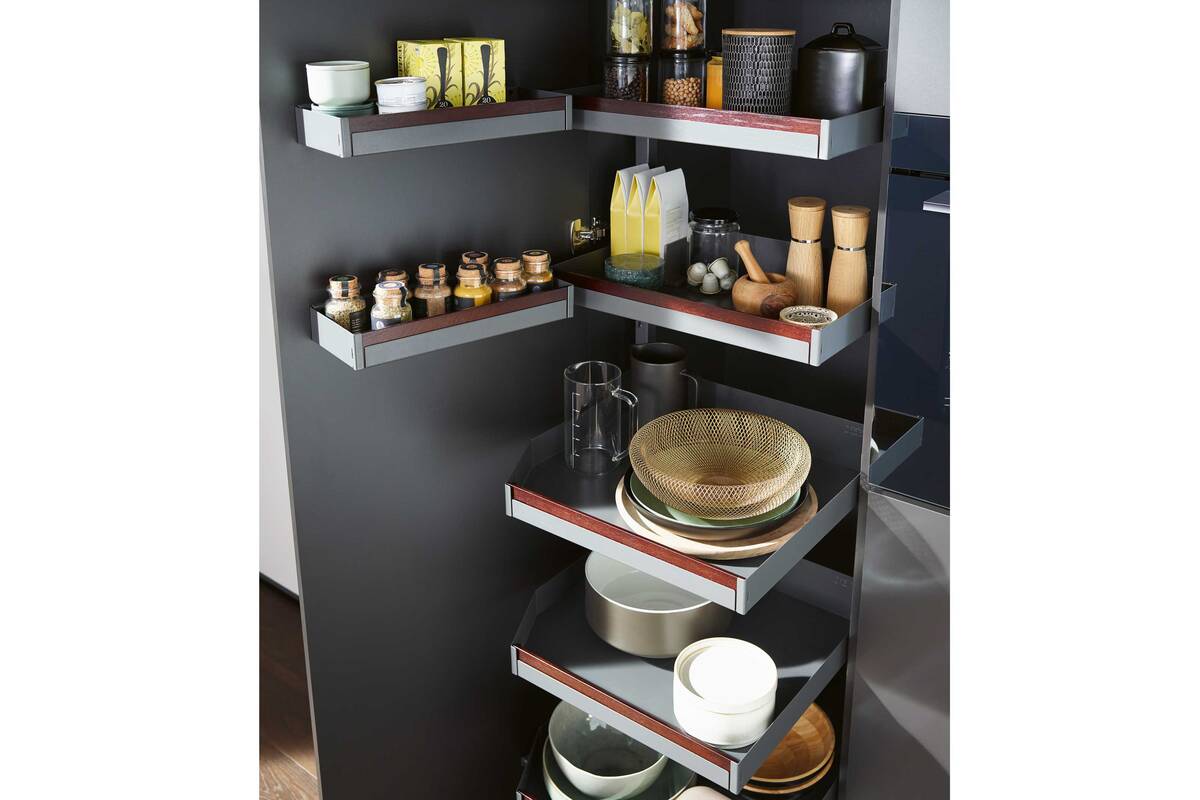 «Liro» ist die erste Tablarlinie, die bei jedem Produkt mit und ohne Reling funktioniert. Sie gewann den Red Dot Award – Product Design 2022. Peka-Metall AG.