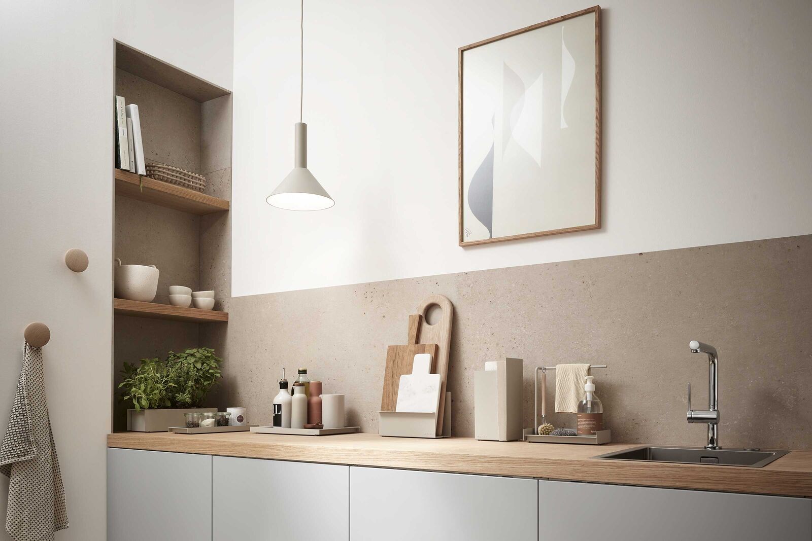 Was sonst gerne rund um die Spüle herumliegt, bekommt mit «Piuro» einen festen Platz.