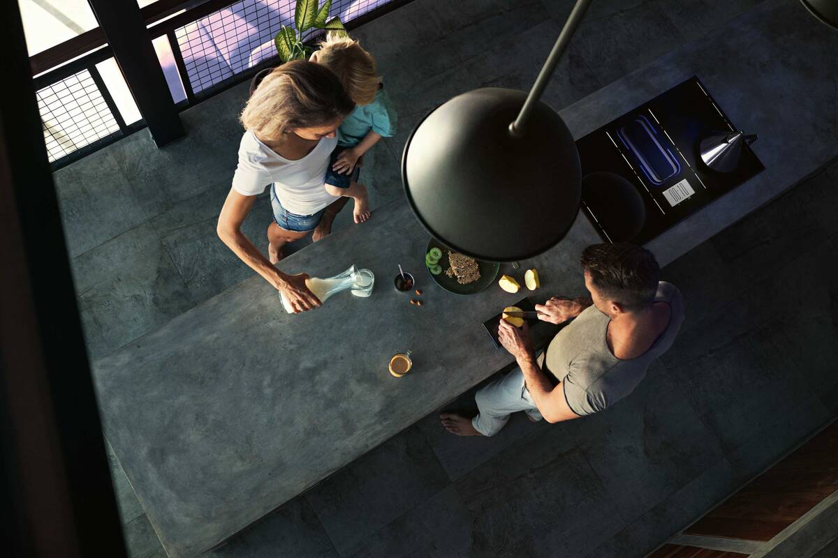 Lichtspiele auf dem Kochfeld: Die jüngste Generation der schwarzen Glaskeramik von Schott Ceran eröffnet Geräteherstellern neue Möglichkeiten. «Ceran Luminoir» ist lichtdurchlässiger und lässt weisses und blaues Licht heller und klarer durchscheinen. Während bisher Rot im Kochzonenbereich und in Digitalanzeigen von Kochflächen vorherrschte, wird in Zukunft weisses Licht eine grössere Rolle spielen. Das neue Material ermöglicht Herstellern die Integration innovativer Lichteffekte und digitaler Features auch für Standardkochflächen. Schott AG.