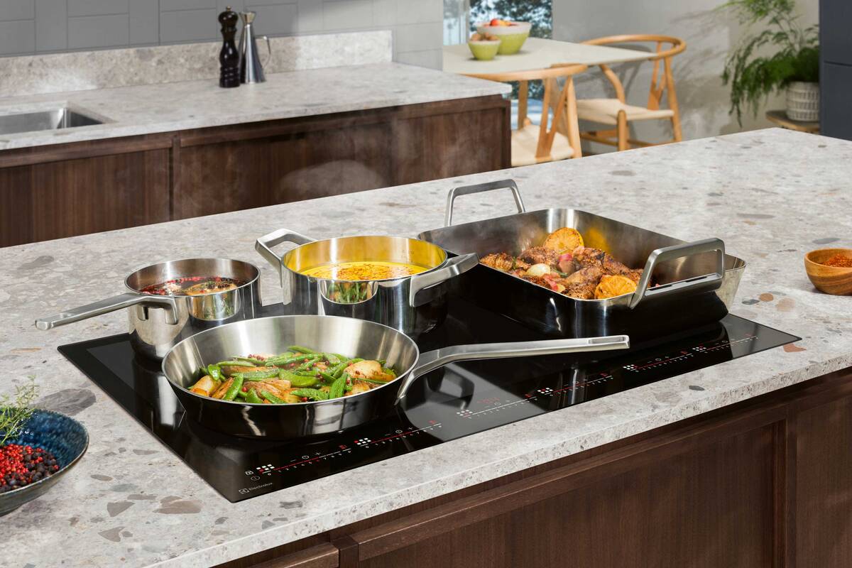 Passt für jeden Topf: Das Induktionsfeld: «TotalFlex» passt die Kochfläche automatisch an die Grösse der verwendeten Töpfe und Pfannen an. Das Kochgeschirr kann nach Belieben platziert und verschoben werden. Sobald ein Topf auf dem Kochfeld steht, leuchtet das entsprechende Bedienelement auf. Jede Kochzone ist mit einem Timer individuell steuerbar. Electrolux AG.