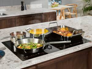 Passt für jeden Topf: Das Induktionsfeld: «TotalFlex» passt die Kochfläche automatisch an die Grösse der verwendeten Töpfe und Pfannen an. Das Kochgeschirr kann nach Belieben platziert und verschoben werden. Sobald ein Topf auf dem Kochfeld steht, leuchtet das entsprechende Bedienelement auf. Jede Kochzone ist mit einem Timer individuell steuerbar. Electrolux AG.