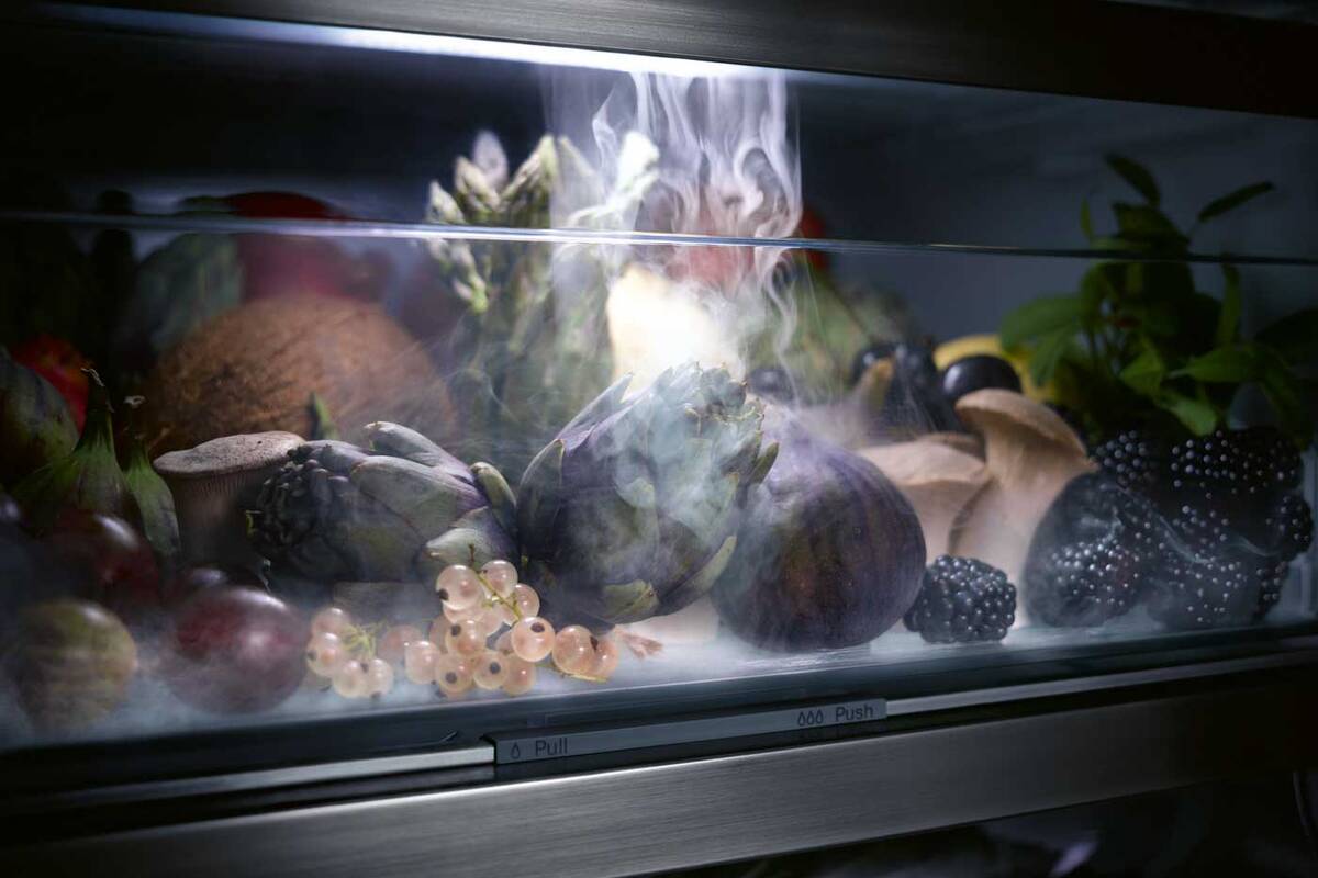 Mit dem Frische-Kick: Die neuen Kühlgeräte sind in mehr als einer Hinsicht cool: Das «PerfectFresh Active»-System verwöhnt Gemüse mit dem Frische-Kick: Feiner Sprühnebel legt sich auf den Inhalt der Frischeschublade und schützt Qualität und Vitamine. Bis auf die Einstiegsmodelle sind alle Geräte per WLAN vernetzbar. Miele AG.