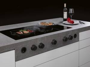 Kochen wie die Profis: Die eleganten, kugelgelagerten Drehregler des «Interia Control 3.0» aus massivem Edelstahl machen das Kochen zu einem noch grösseren Vergnügen. Auf dem Induktionsfeld haben auch grosse Töpfe und Pfannen Platz. ERGE Küchentechnik.