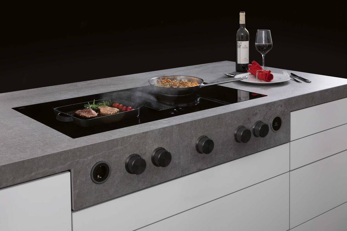 Kochen wie die Profis: Die eleganten, kugelgelagerten Drehregler des «Interia Control 3.0» aus massivem Edelstahl machen das Kochen zu einem noch grösseren Vergnügen. Auf dem Induktionsfeld haben auch grosse Töpfe und Pfannen Platz. ERGE Küchentechnik.