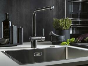 Mit dem German Design Award 2022 ausgezeichnet: Die berührungslose Edelstahl-Armatur ist eine intelligente Lösung für alle, die besonderen Wert auf Hygiene und den bewussten Umgang mit den Ressourcen legen. Franke Küchentechnik AG.