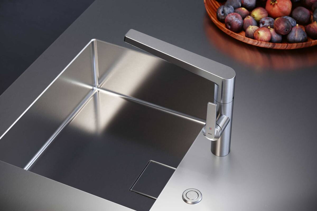 Edel und hygienisch: «KWC Domo E» präsentiert sich im besten Werkstoff, den es für den Einsatz in der Küche gibt: Edelstahl. Edelstahl ist wegen seiner unvergleichlichen antibakteriellen Eigenschaften hygienisch und pflegeleicht. KWC Group AG.
