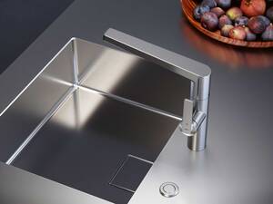 Edel und hygienisch: «KWC Domo E» präsentiert sich im besten Werkstoff, den es für den Einsatz in der Küche gibt: Edelstahl. Edelstahl ist wegen seiner unvergleichlichen antibakteriellen Eigenschaften hygienisch und pflegeleicht. KWC Group AG.