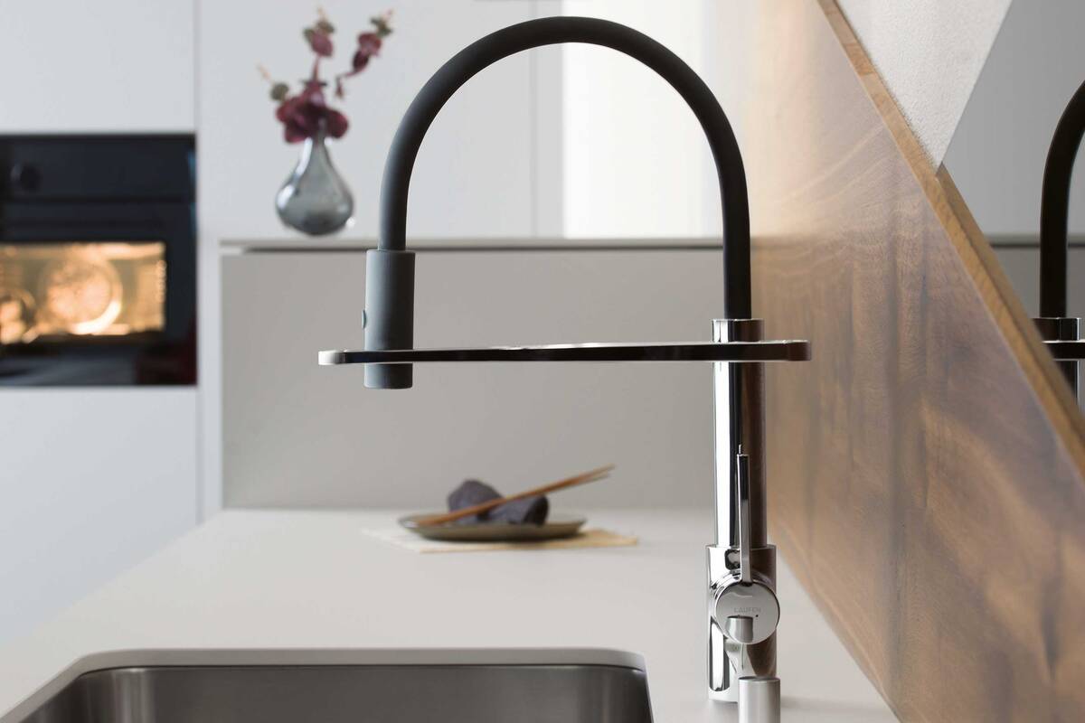 Wassersparsamer Spültischmischer: Die Küchenarmatur «Semipro» hat einen Körper aus Chrom und eine flexible Auslaufhülle aus Silikon. Auslaufhülle und Brause gibt es in den RAL-Farben Schwarzgrau, Erdbeerrot, Weissgrün und Cremeweiss. Laufen Schweiz AG.