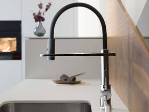 Wassersparsamer Spültischmischer: Die Küchenarmatur «Semipro» hat einen Körper aus Chrom und eine flexible Auslaufhülle aus Silikon. Auslaufhülle und Brause gibt es in den RAL-Farben Schwarzgrau, Erdbeerrot, Weissgrün und Cremeweiss. Laufen Schweiz AG.