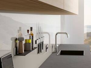 Praktisch, hygienisch, magnetisch: Auf Mass gefertigte Küchenrückwände aus glasiertem Titanstahl sind eine nachhaltige Wahl. Sie sind hygienisch, einfach zu reinigen und halten Küchenmagnete, Einkaufszettel oder die Messer immer griffbereit. Wilhelm Schmidlin AG.