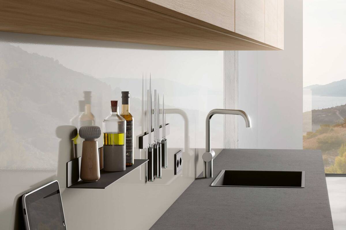 Praktisch, hygienisch, magnetisch: Auf Mass gefertigte Küchenrückwände aus glasiertem Titanstahl sind eine nachhaltige Wahl. Sie sind hygienisch, einfach zu reinigen und halten Küchenmagnete, Einkaufszettel oder die Messer immer griffbereit. Wilhelm Schmidlin AG.