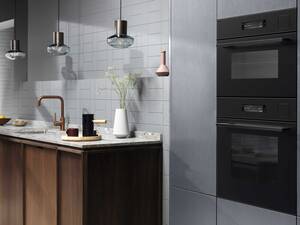 Edles Design trifft innovative Technologie: Ein spezielles Ätzverfahren verleiht der Glasfront die mattschwarze Optik. Die Oberfläche ist dadurch unempfindlich gegen Flecken. Erhältlich sind Profi-Steamer mit smarter Technologie, Backofen mit pyrolytischer Selbstreinigung sowie Mikrowelle und Wärmeschublade. Electrolux Group.