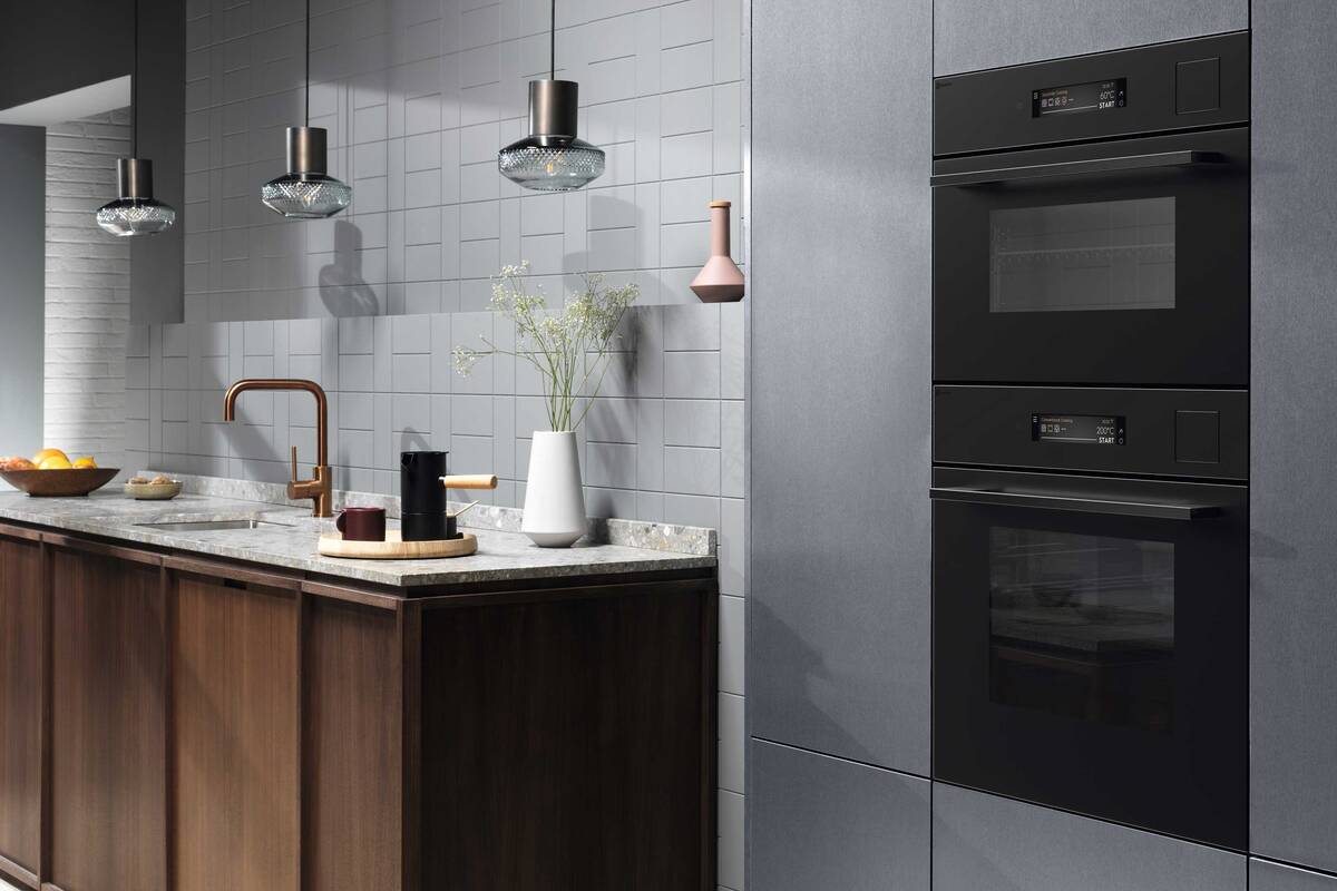 Edles Design trifft innovative Technologie: Ein spezielles Ätzverfahren verleiht der Glasfront die mattschwarze Optik. Die Oberfläche ist dadurch unempfindlich gegen Flecken. Erhältlich sind Profi-Steamer mit smarter Technologie, Backofen mit pyrolytischer Selbstreinigung sowie Mikrowelle und Wärmeschublade. Electrolux Group.