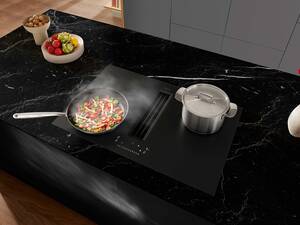 Das Induktionskochfeld mit integriertem Dunstabzug «TwoInOne» bekommt eine neue Variante in «MattFinish». Es ist edel und widerstandsfähig gegen Kratzer. Ausserdem hat es einen Anti-Fingerprint-Effekt. Miele Schweiz.