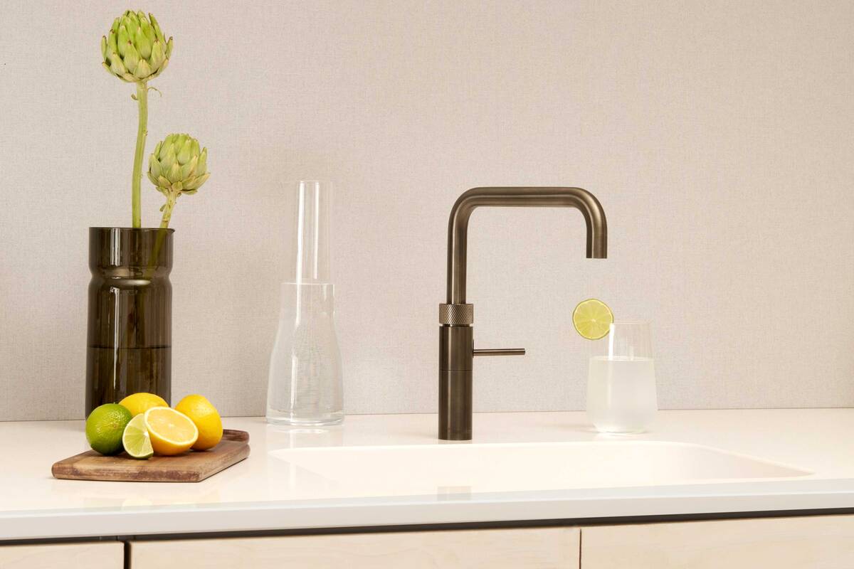 Quooker bietet «Quooker Fusion» und «Quooker Flex» in zwei neuen Oberflächenvarianten an: Kupfer Rosé und Gunmetal (im Bild). Letzteres kombiniert ein Dunkelgrau mit blauen Untertönen. Quooker.